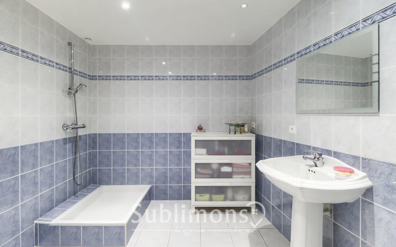 Maison traditionnelle - 230 m² - 7 pièces