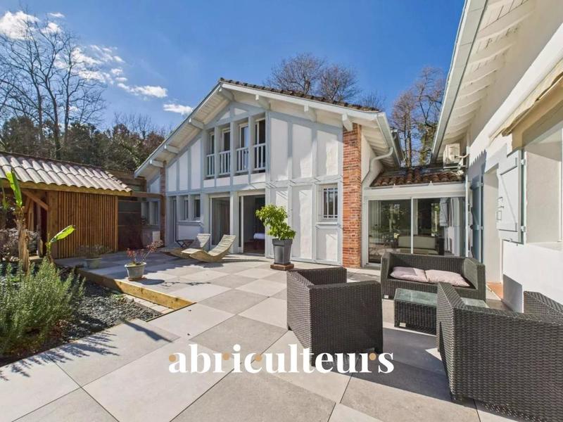 Propriété - 295 m² - 10 pièces