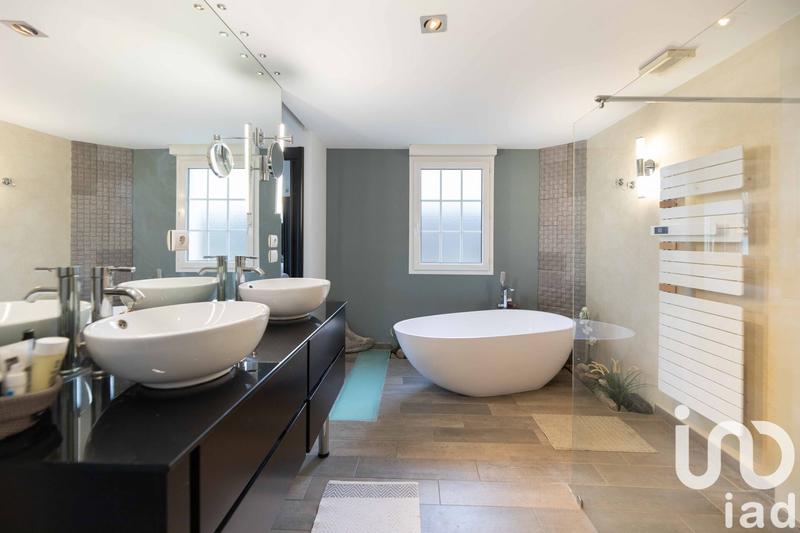 Maison - 210 m² - 7 pièces