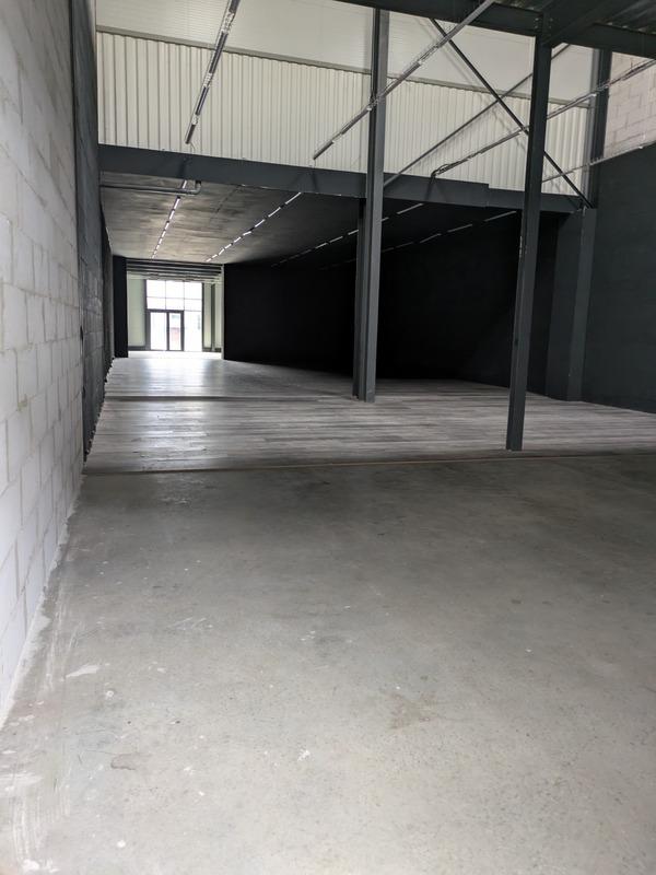 Local commercial - 549 m² - 1 pièce