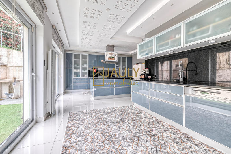 Maison - 340 m² - 10 pièces