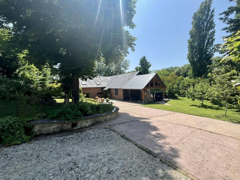 Maison - 212 m² - 8 pièces