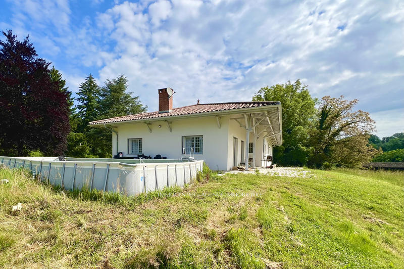 Propriété - 242 m² - 6 pièces