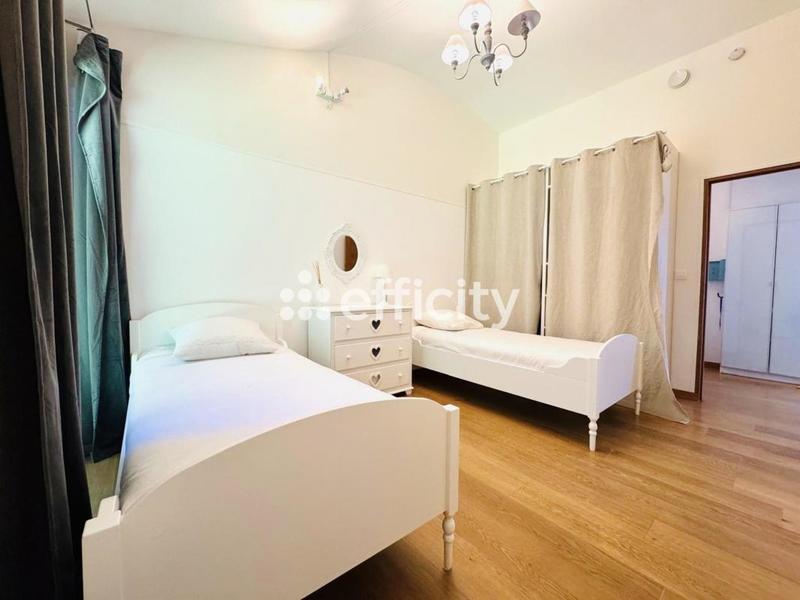 Maison - 240 m² - 10 pièces