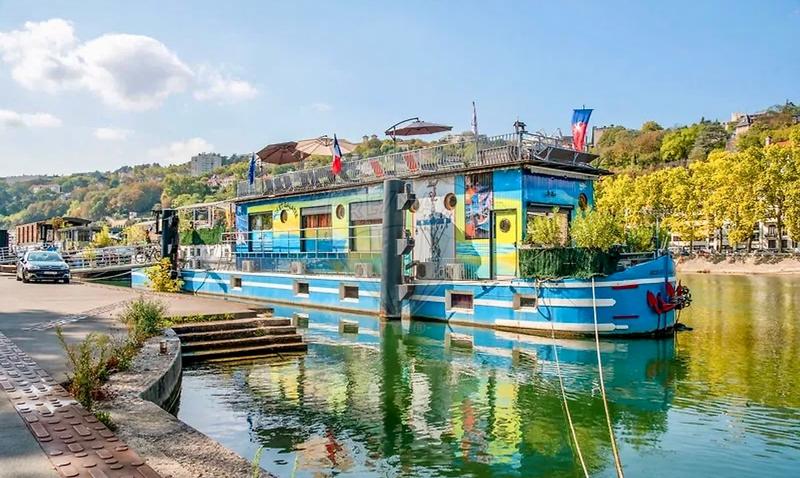 Péniche - 200 m² - 10 pièces