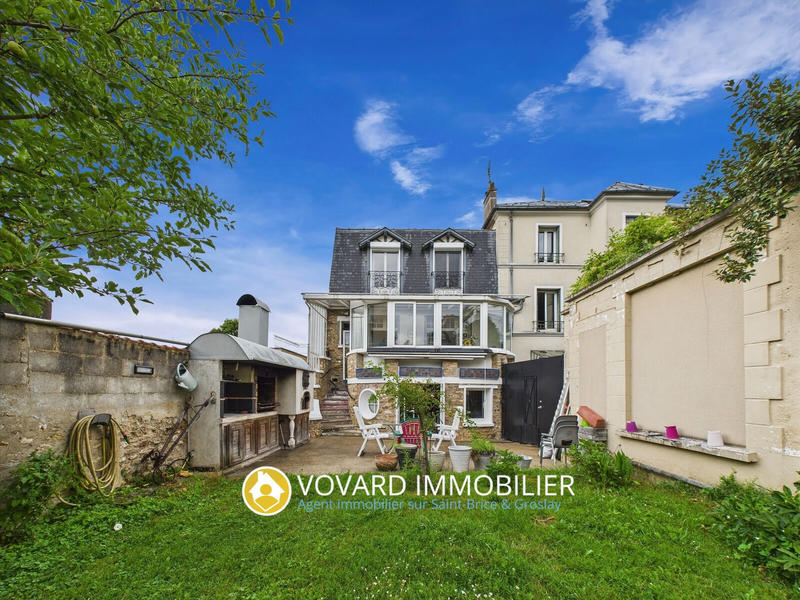 Maison - 234 m² - 8 pièces