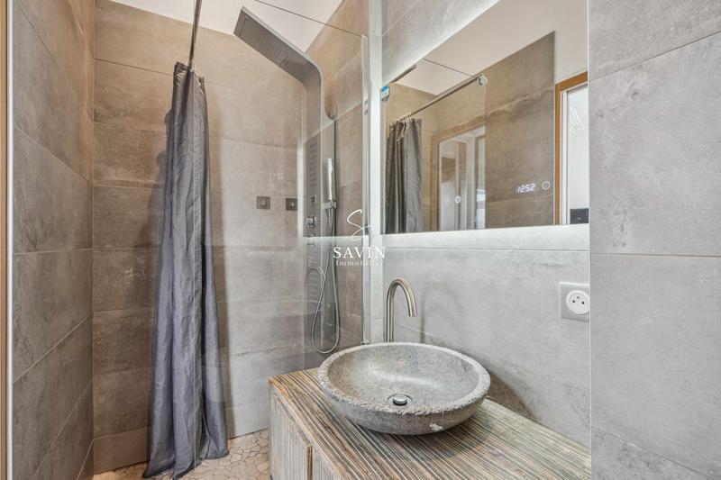 Maison - 247 m² - 8 pièces