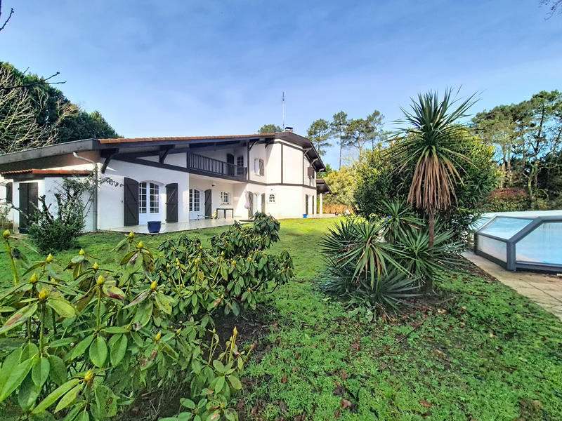 Maison - 312 m² - 9 pièces