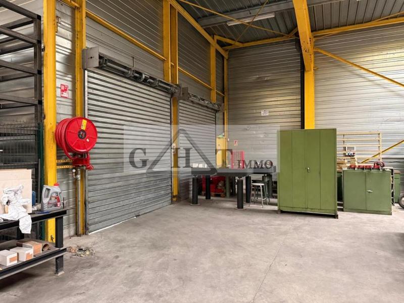 Entrepôt - 1 240 m²