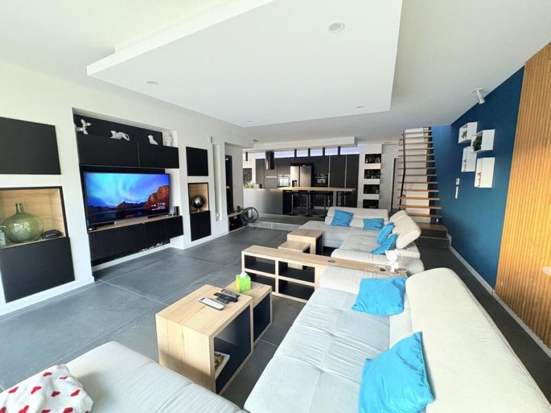 Maison - 220 m² - 6 pièces