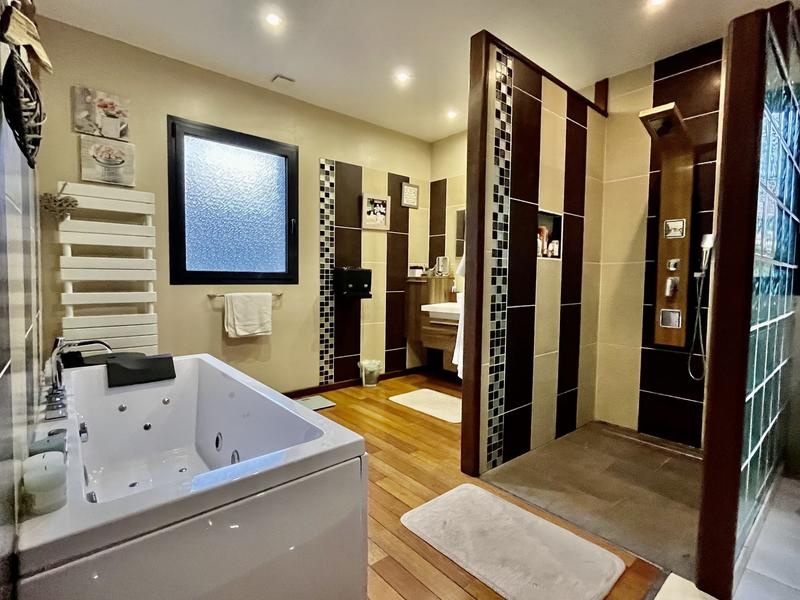 Maison - 363 m² - 9 pièces