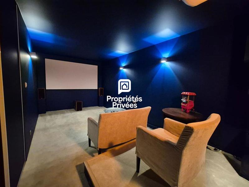 Maison - 245 m² - 9 pièces