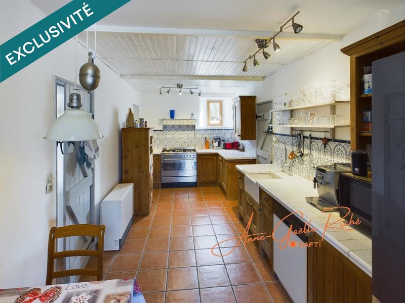 Maison - 300 m² - 16 pièces