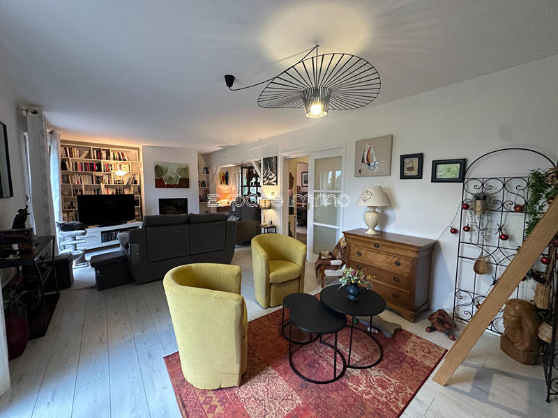 Maison - 240 m² - 9 pièces