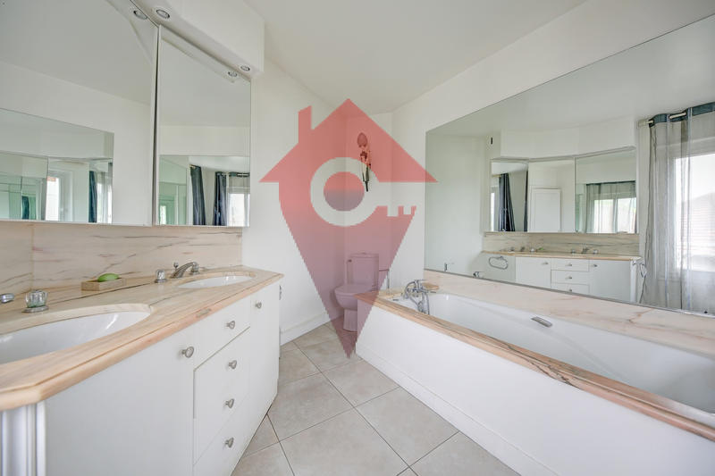 Maison - 360 m² - 10 pièces