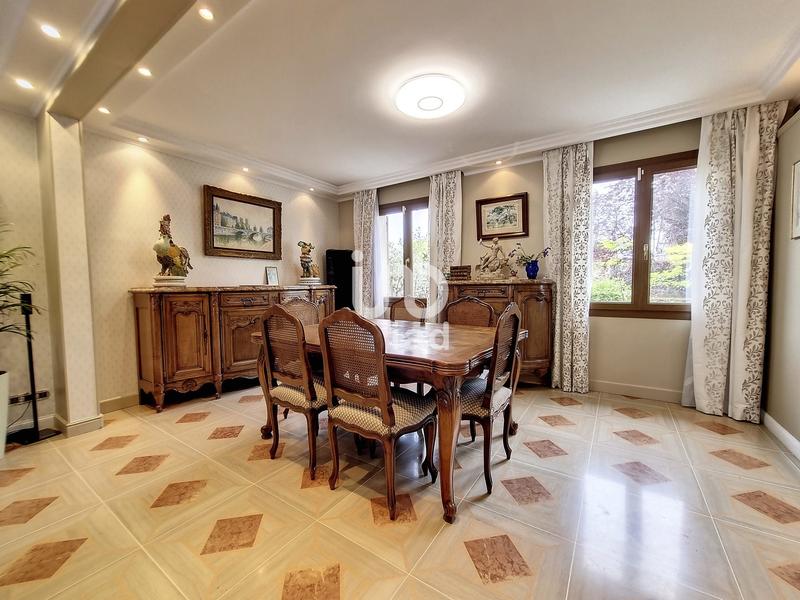 Maison - 180 m² - 7 pièces