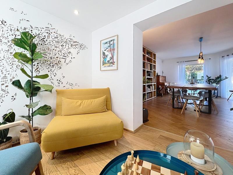 Maison - 241 m² - 10 pièces