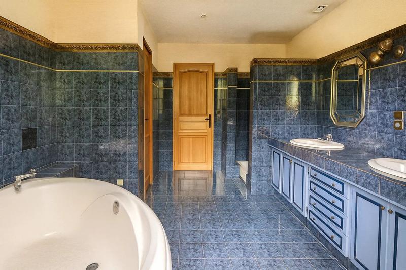 Maison - 210 m² - 7 pièces