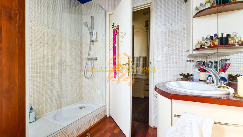 Maison - 217 m² - 11 pièces