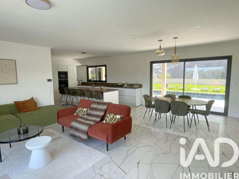 Maison - 243 m² - 7 pièces