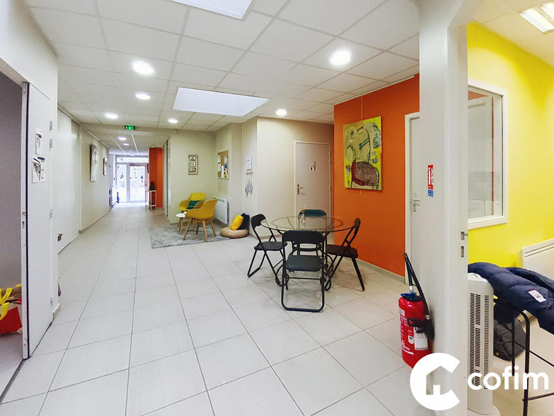 Local d'activités - 242 m² - 8 pièces