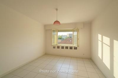 Studio - 30 m² - 1 pièce