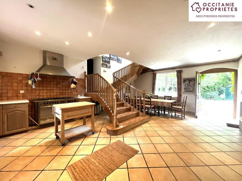 Propriété - 290 m² - 9 pièces