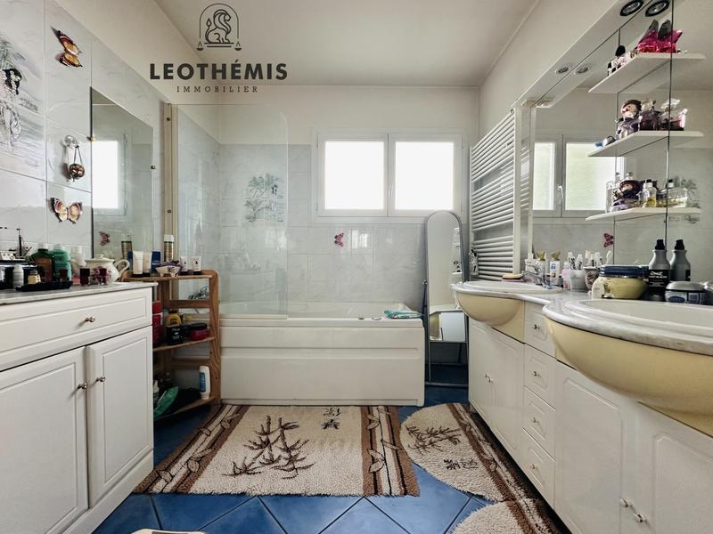 Maison traditionnelle - 185 m² - 9 pièces