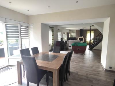 Maison - 305 m² - 9 pièces