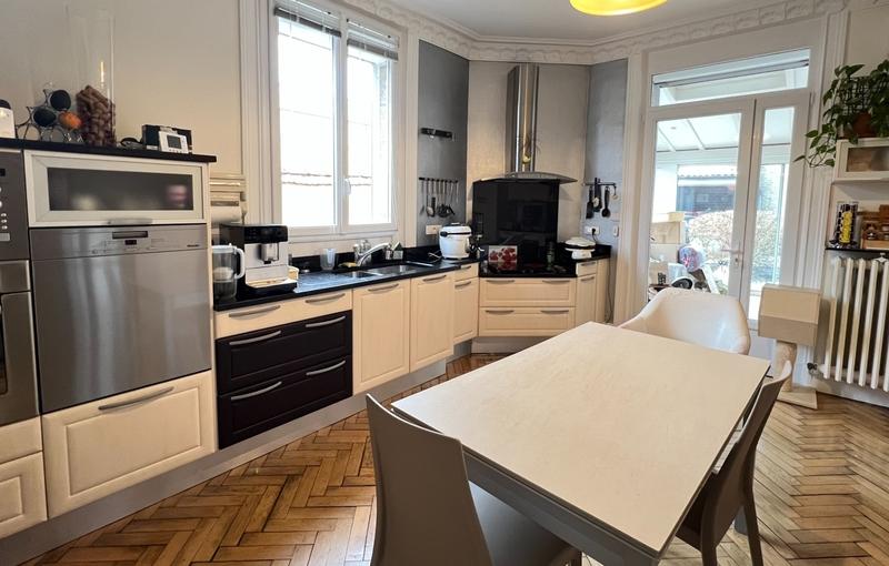 Maison - 211 m² - 8 pièces