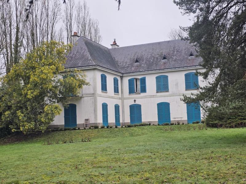 Propriété - 270 m² - 10 pièces