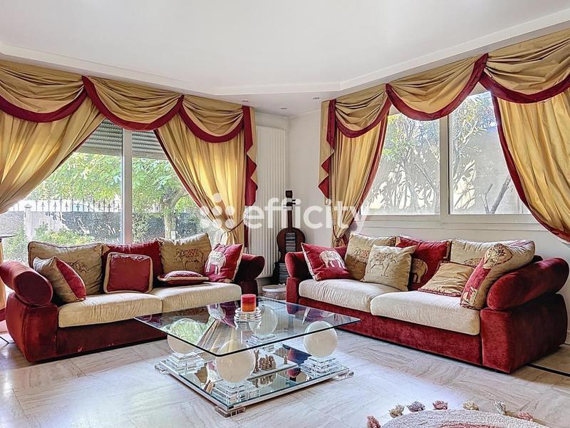 Maison - 240 m² - 7 pièces