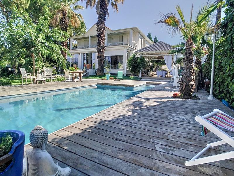 Villa - 284 m² - 8 pièces