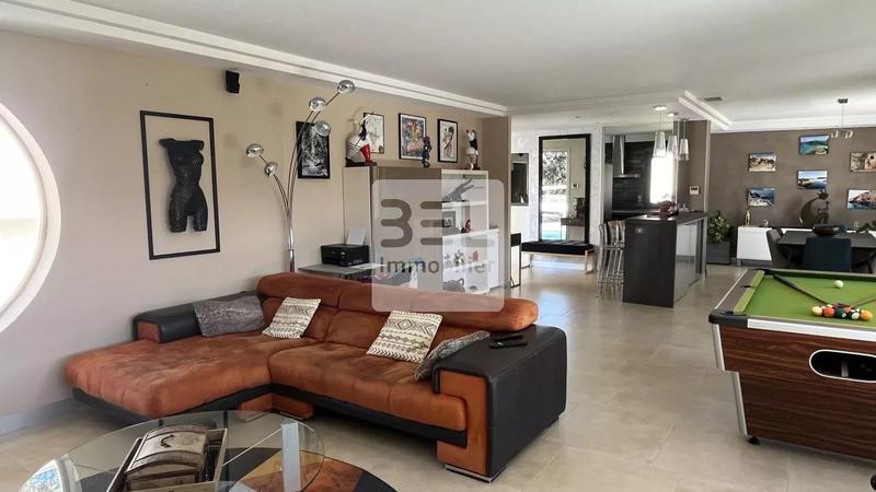 Villa - 258 m² - 8 pièces