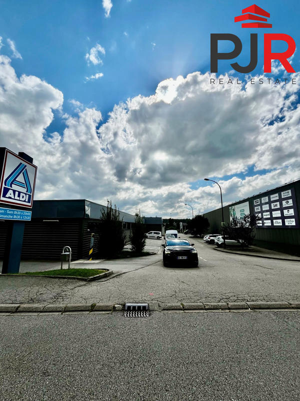 Local commercial - 2 400 m²