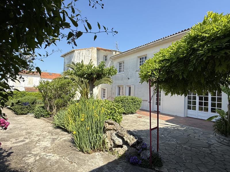Maison - 184 m² - 9 pièces