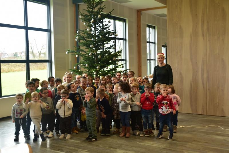 Chant des enfants et ouverture du calendrier de l'avent
