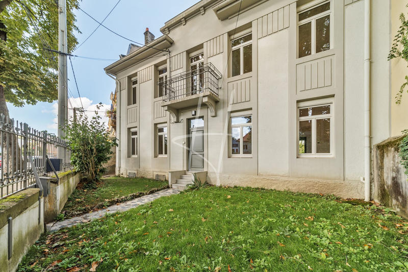 Maison - 220 m² - 9 pièces