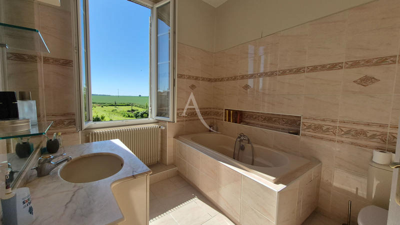 Maison - 265 m² - 9 pièces