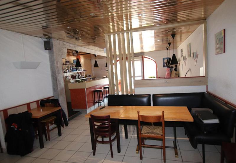 Maison - 1 300 m² - 40 pièces