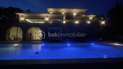 Maison - 370 m² - 7 pièces