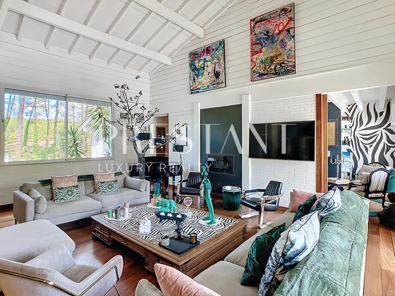 Maison - 260 m² - 10 pièces