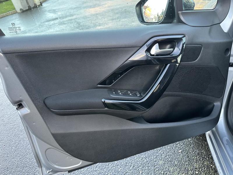 Peugeot 208 Allure 1.2 Essence 110 Cv Bva6