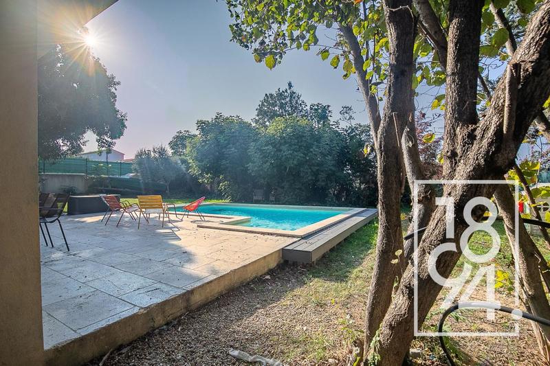 Maison - 300 m² - 6 pièces