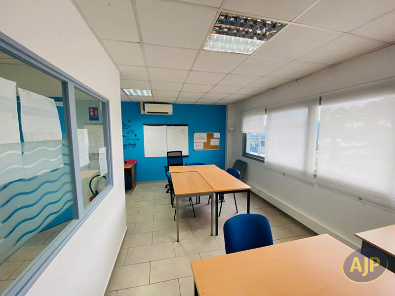 Local d'activité / Entrepôt - 228 m²