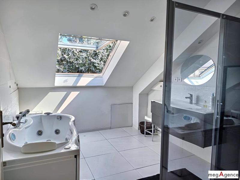 Maison - 224 m² - 8 pièces