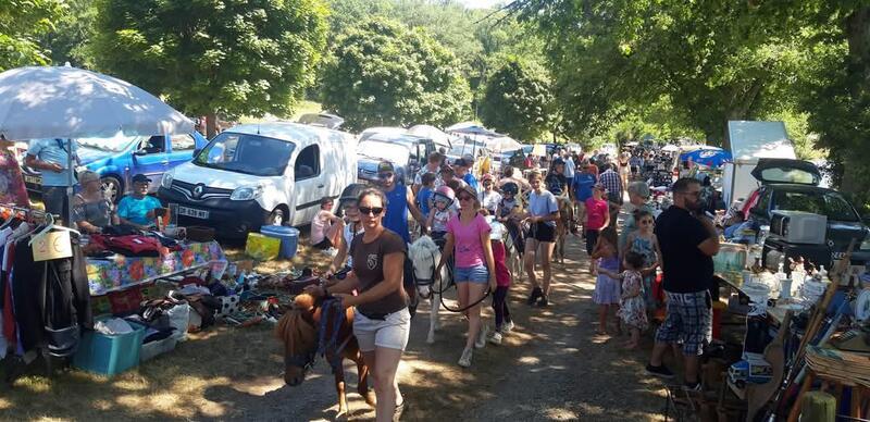 Vide grenier au bord de l'eau