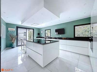 Maison - 217 m² - 5 pièces