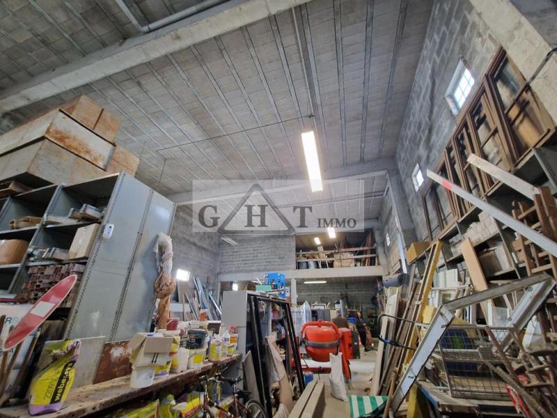 Entrepôt - 608 m²