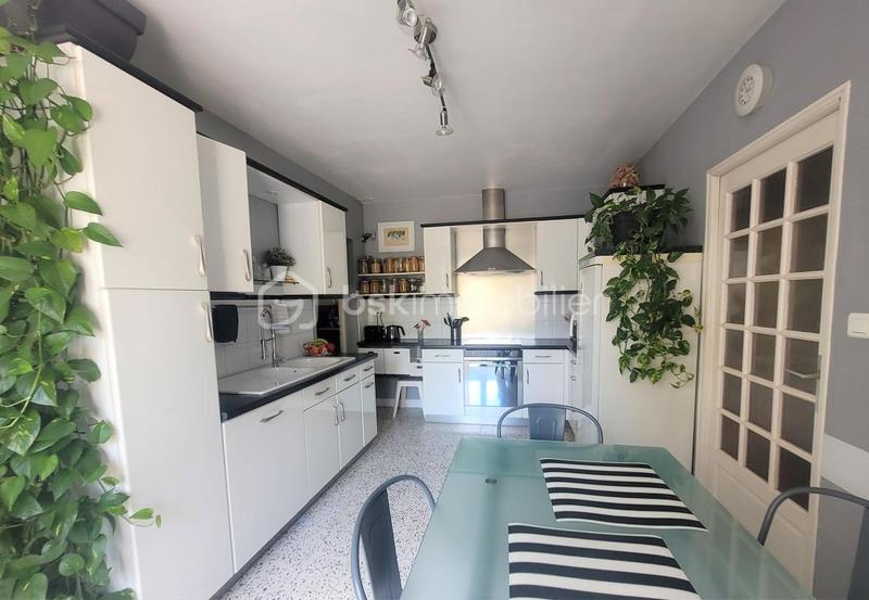 Villa - 243 m² - 11 pièces